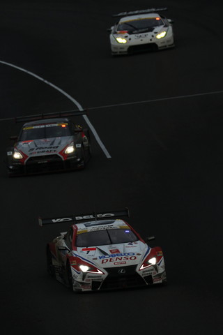 決勝レース: GT500クラスのトップ争い