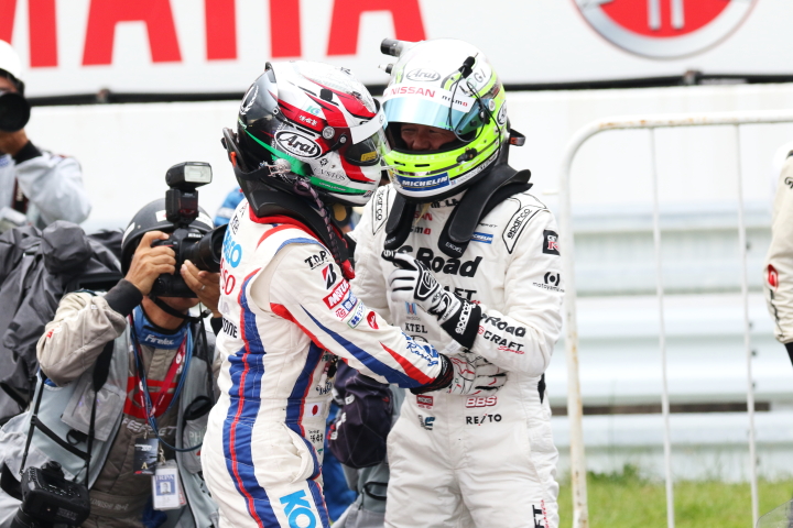 決勝レース: GT500クラスで優勝した平手晃平と2位の本山哲が健闘をたたえ合う
