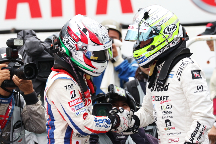 決勝レース: GT500クラスで優勝した平手晃平と2位の本山哲が健闘をたたえ合う