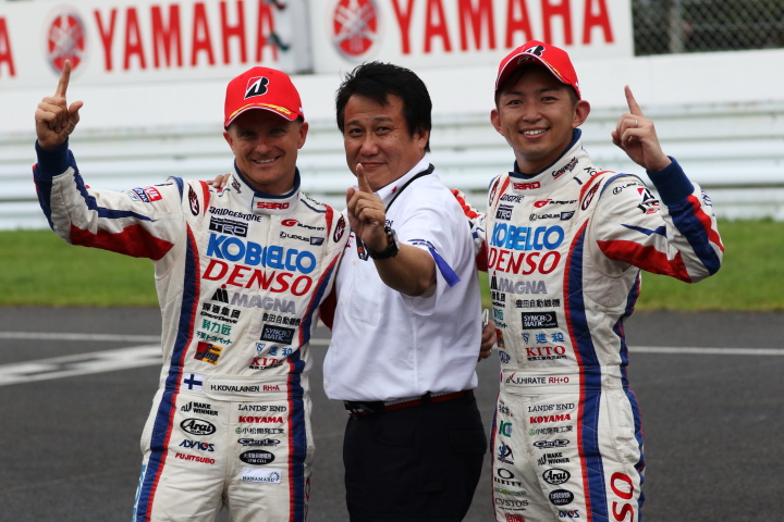 決勝レース: GT500クラスで優勝したヘイッキ・コバライネン、佐藤勝之監督、平手晃平（左から）