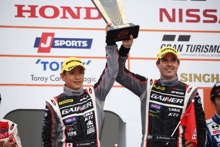 表彰式: GT300クラスで優勝した平中克幸とビヨン・ビルドハイム（GAINER）