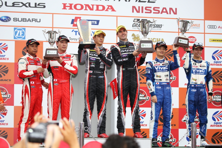 表彰式: GT300クラスのトップ3チーム