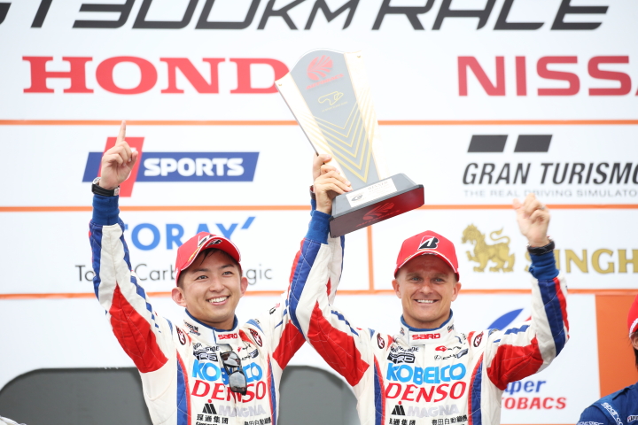 表彰式: GT500クラスで優勝した平手晃平とヘイッキ・コバライネン（LEXUS TEAM SARD）