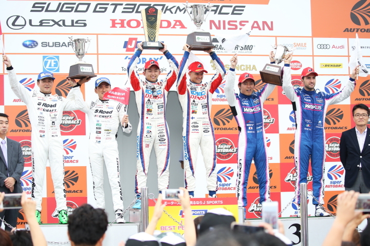 表彰式: GT500クラスのトップ3チーム