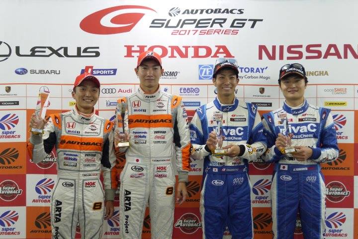 予選フォトセッション:  両クラスのポールシッター