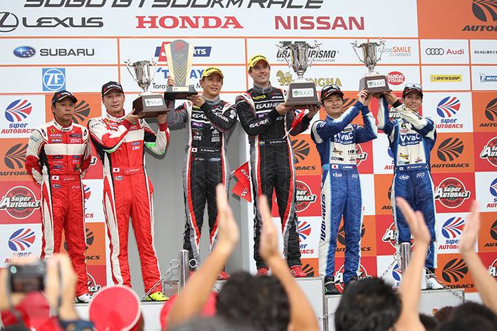 表彰式: GT300クラスのトップ3チーム