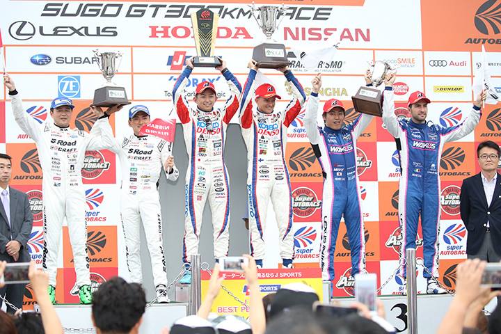 表彰式: GT500クラスのトップ3チーム