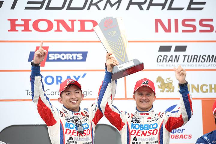 表彰式: GT500クラスで優勝したヘイッキ・コバライネンと平手晃平（LEXUS TEAM SARD）