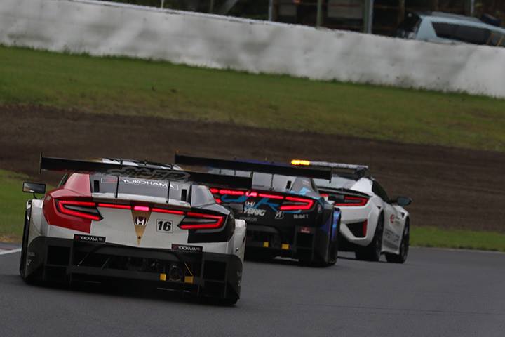 雨の中セーフティーカーが何度も入る荒れた展開となった