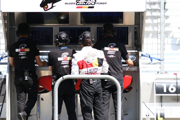 フリー走行: モニターを見つめるチーム無限のスタッフ