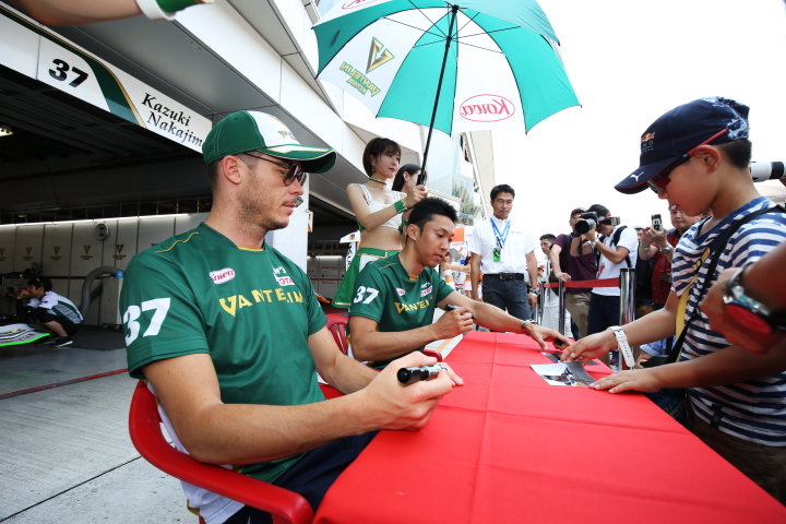 ピットウォーク: アンドレ・ロッテラーと中嶋一貴（VANTELIN TEAM TOM’S）