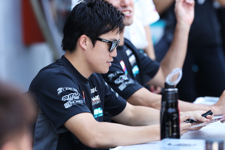 ピットウォーク: 国本雄資（P.MU/CERUMO · INGING）