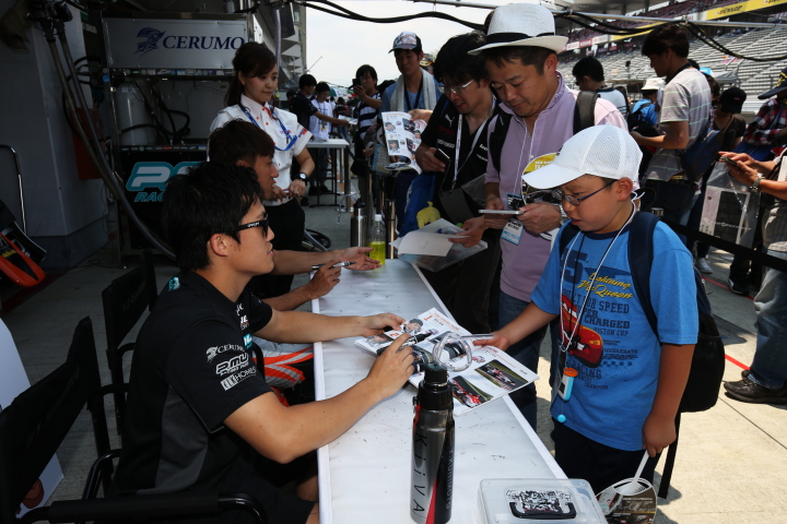 ピットウォーク: 国本雄資（P.MU/CERUMO · INGING）