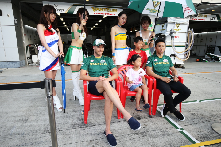 キッズピットウォーク: アンドレ・ロッテラーと中嶋一貴（VANTELIN TEAM TOM’S）