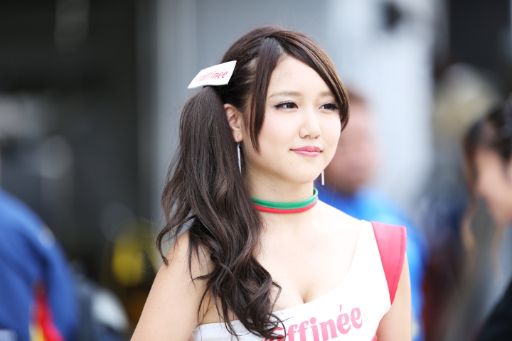 ピットウォーク: 併催のF3に出場している霜野誠友（シーエムエスモータースポーツプロジェクト）とレースクイーン