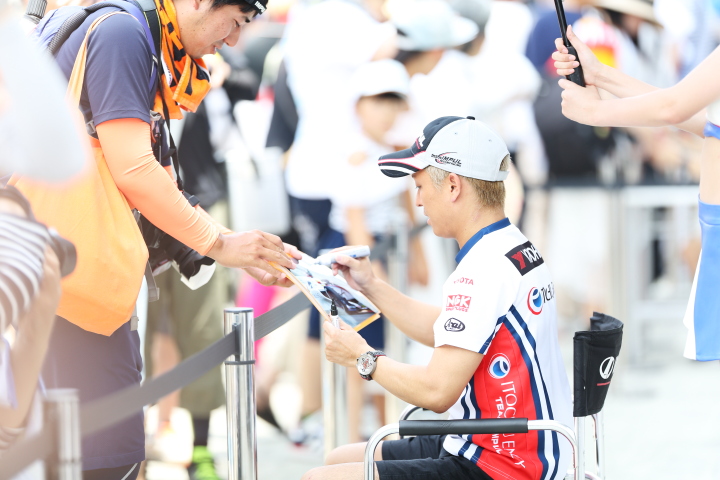 ピットウォーク: 関口雄飛（ITOCHU ENEX TEAM IMPUL）