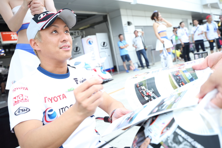 ピットウォーク: 関口雄飛（ITOCHU ENEX TEAM IMPUL）