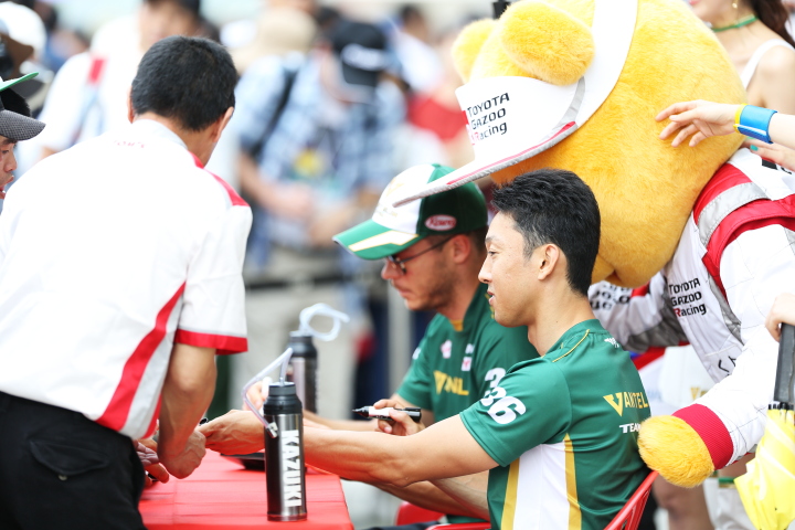 ピットウォーク: アンドレ・ロッテラーと中嶋一貴（VANTELIN TEAM TOM’S）