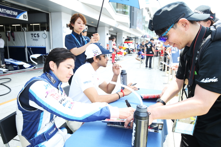 ピットウォーク: 中嶋大祐とナレイン・カーティケヤン（TCS NAKAJIMA RACING）