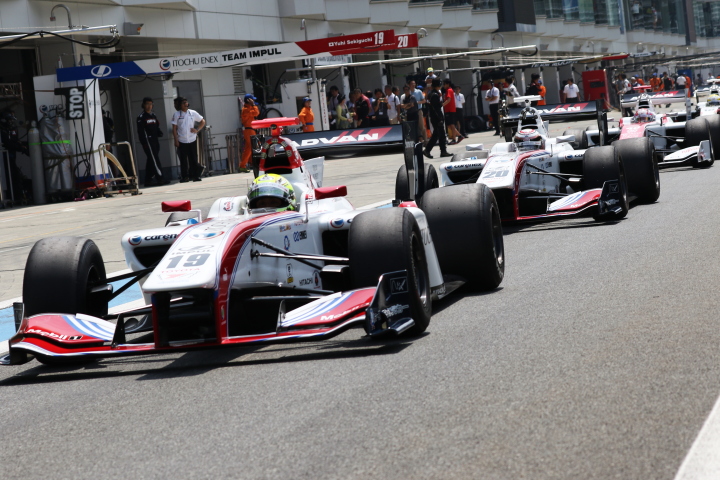 スタート進行: ピットロードに並ぶSF14