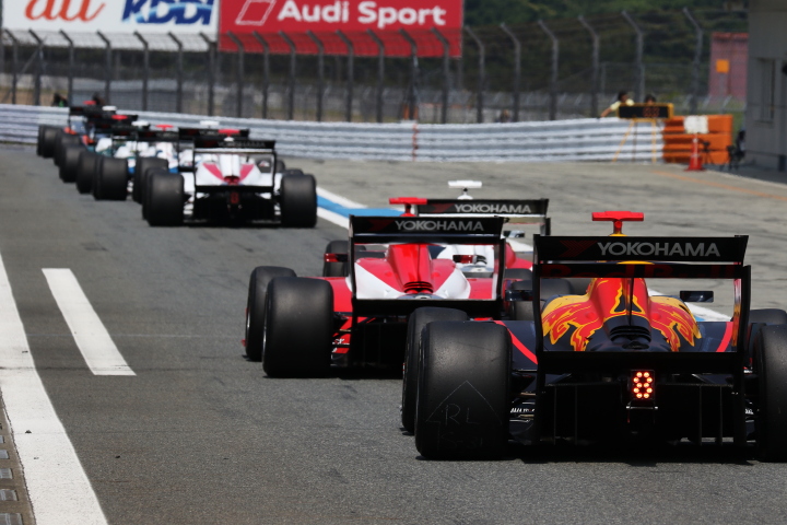 スタート進行: ピットロードに並ぶSF14