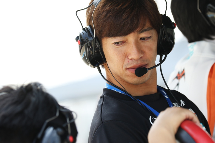 スタート進行: 立川祐路監督（P.MU/CERUMO · INGING）