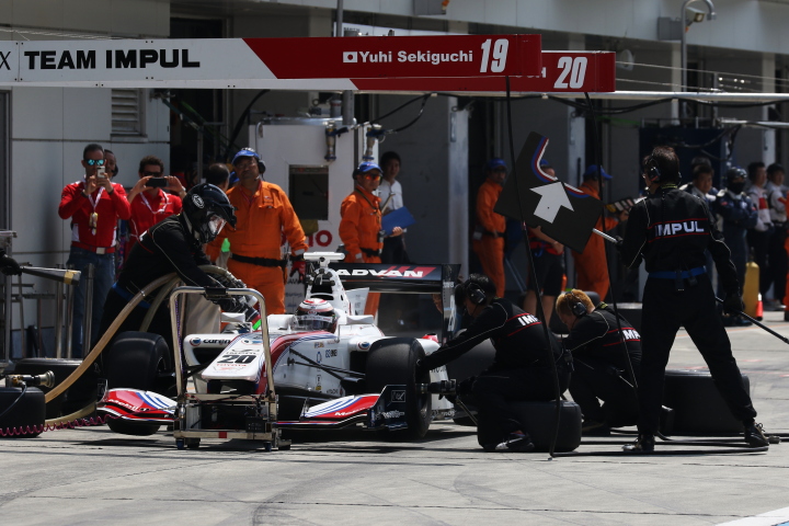 スタート進行: ヤン・マーデンボロー（ITOCHU ENEX TEAM IMPUL SF14）