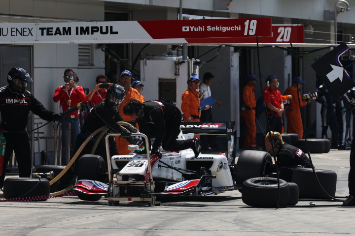 スタート進行: ヤン・マーデンボロー（ITOCHU ENEX TEAM IMPUL SF14）