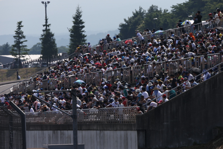 スタート進行: 超満員のスタンド