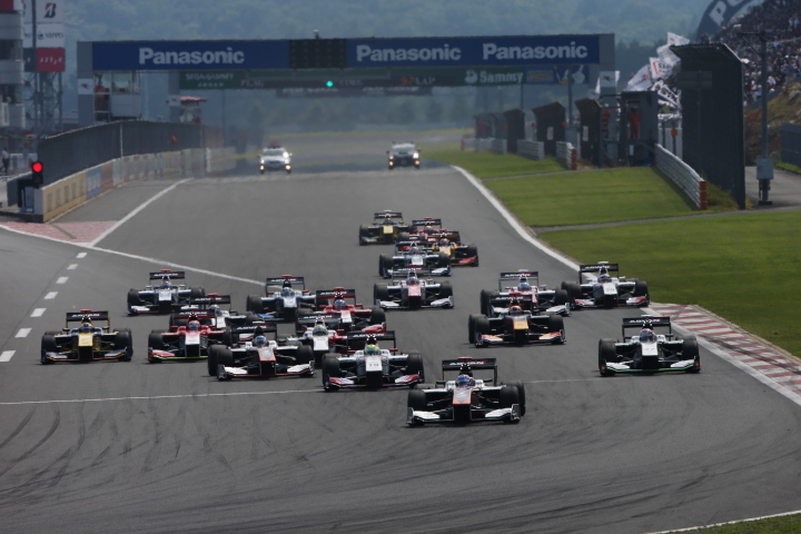 決勝レース: 55周の決勝レースがスタートした