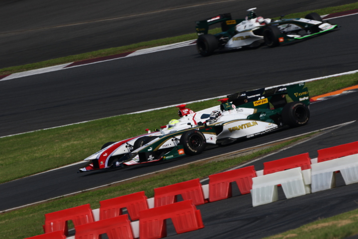 決勝レース: アンドレ・ロッテラー vs 関口雄飛