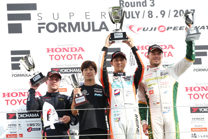 表彰式: 優勝・石浦宏明、2位・フェリックス・ローゼンクヴィスト、3位・アンドレ・ロッテラー