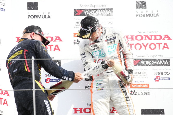 表彰式: 2位・フェリックス・ローゼンクヴィストと優勝した石浦宏明