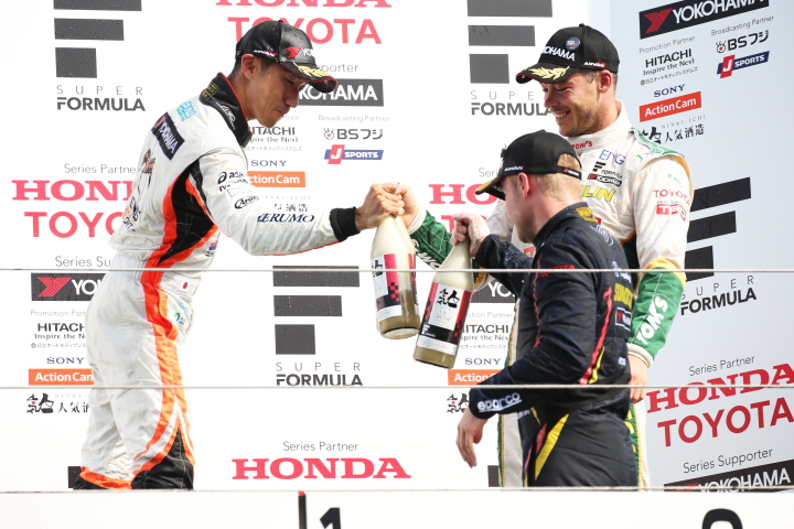 表彰式: 優勝・石浦宏明、2位・フェリックス・ローゼンクヴィスト、3位・アンドレ・ロッテラー