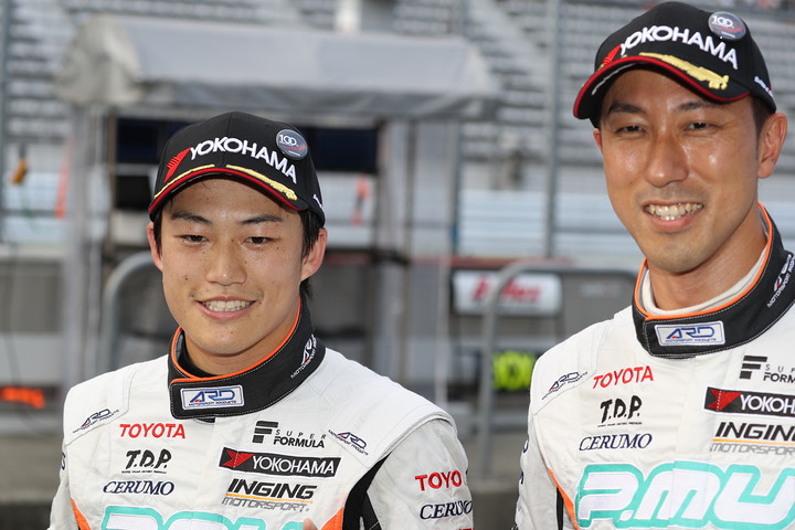 公式予選: ポールポジションの国本雄資と2位の石浦宏明、セルモ・インギングコンビ