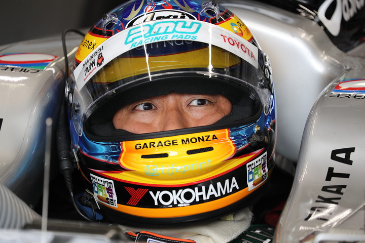 公式予選: コックピットで待機する石浦宏明（P.MU/CERUMO · INGING）