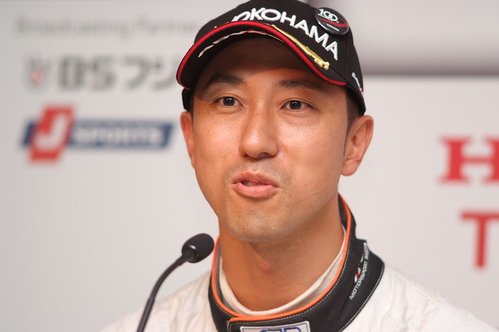 予選記者会見: 2位の石浦宏明（P.MU/CERUMO · INGING）