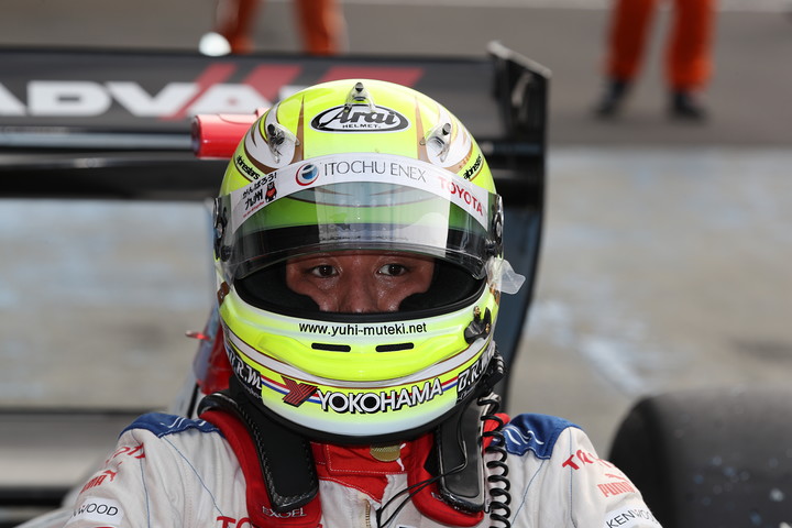 公式予選: マシンに乗り込む関口雄飛（ITOCHU ENEX TEAM IMPUL）