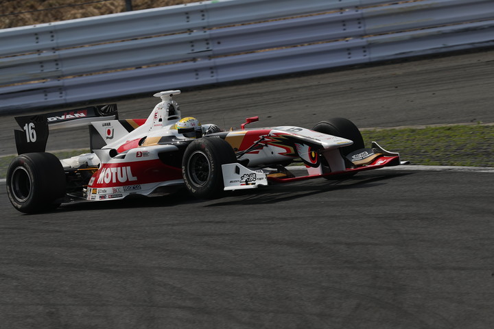 タイヤトラブルでリタイアした山本尚貴（TEAM MUGEN SF14）