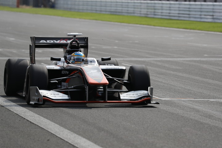 トップでゴールする石浦宏明（P.MU/CERUMO・INGING SF14）