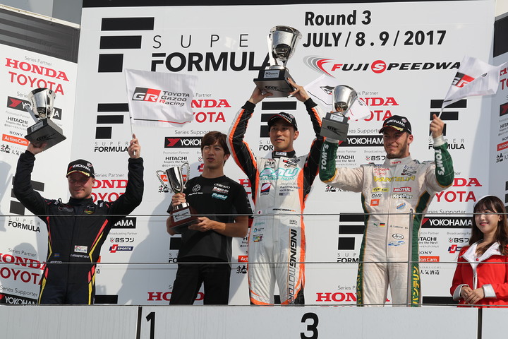 表彰式: 優勝・石浦宏明（中央）、2位・フェリックス・ローゼンクヴィスト（左）、3位・アンドレ・ロッテラー（右）