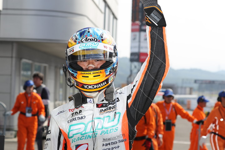 優勝した石浦宏明（P.MU/CERUMO · INGING）