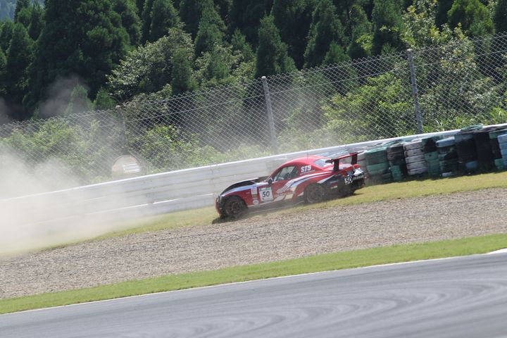 ST-5クラス関崎裕美子（LOVE DRIVE RACINGロードスター）はクラッシュ