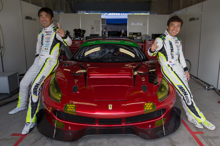 総合のポールポジションを獲得した永井宏明と佐々木孝太（ARN Ferrari 488 GT3）