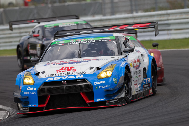 序盤のスリーボンド日産大学校GT-Rを先頭とするST-Xクラス三つどもえのトップ争い