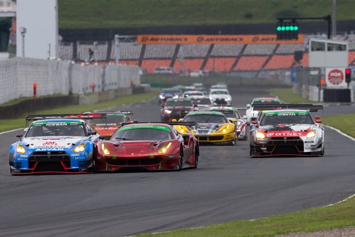3時間の決勝レースがスタートした。スリーボンド日産大学校GT-RとARN Ferrariが接触