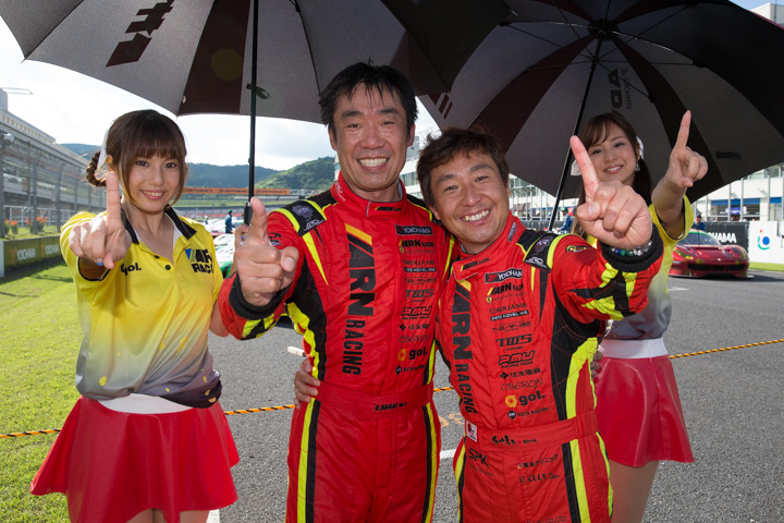総合＆ST-Xで優勝した永井宏明と佐々木孝太（ARN Ferrari 488 GT3）