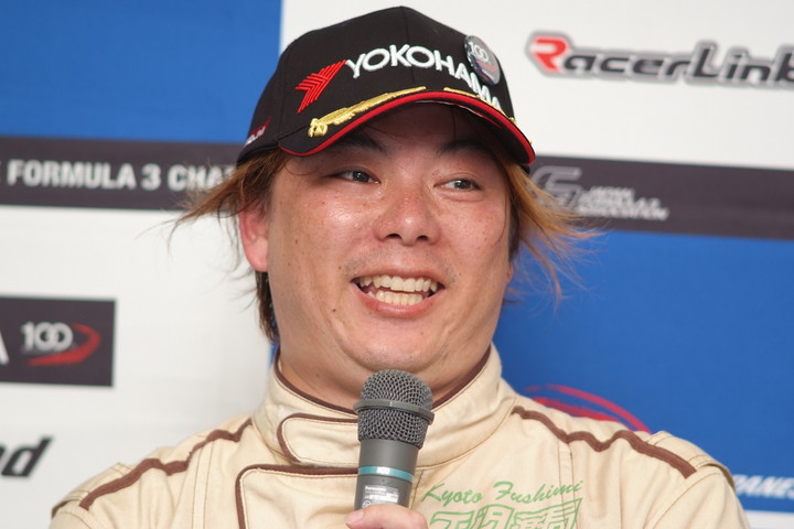 決勝記者会見: 3位の藤井敬士（HANASHIMA RACING）