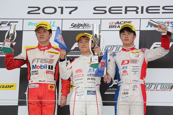 表彰式: 優勝・角田裕毅（中央）、2位・宮田莉朋（左）、3位・大湯都史樹（右）