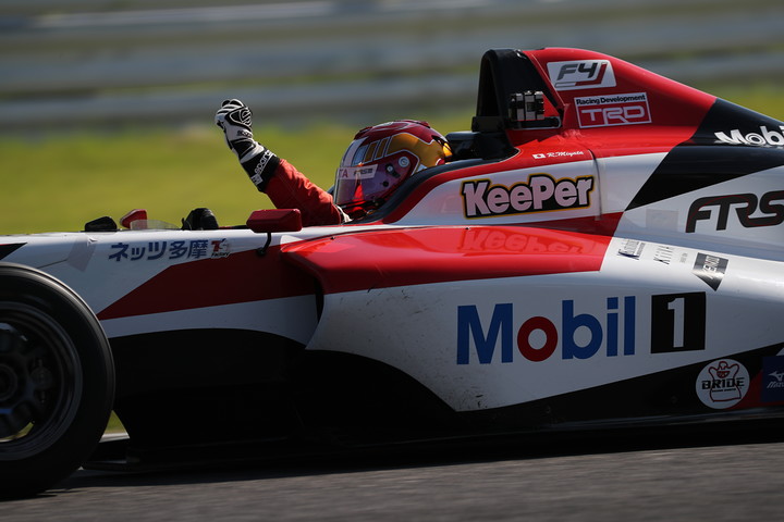 優勝して腕を突き上げる宮田莉朋（FTRSスカラシップF4）